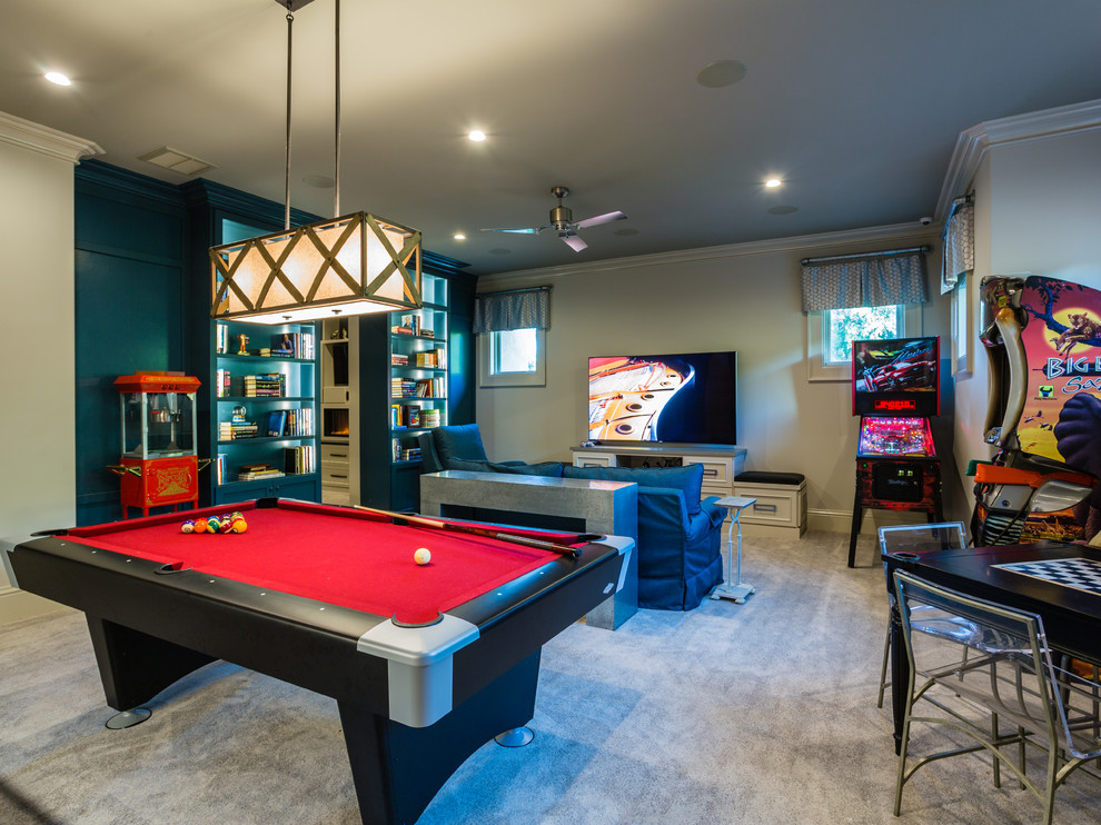 Стильный дизайн: изолированная комната для игр в современном стиле с бежевыми стенами, ковровым покрытием, отдельно стоящим телевизором, серым полом и синим диваном - последний тренд