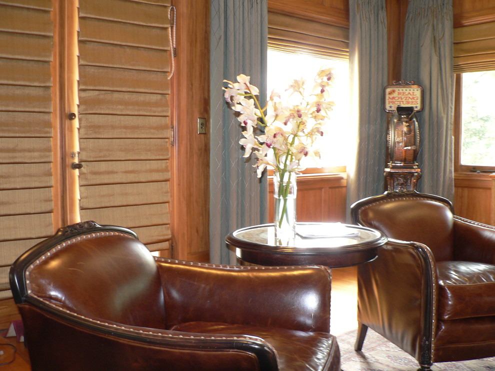 Imagen de sala de estar cerrada tradicional de tamaño medio sin televisor con suelo de madera en tonos medios, todas las chimeneas y marco de chimenea de baldosas y/o azulejos