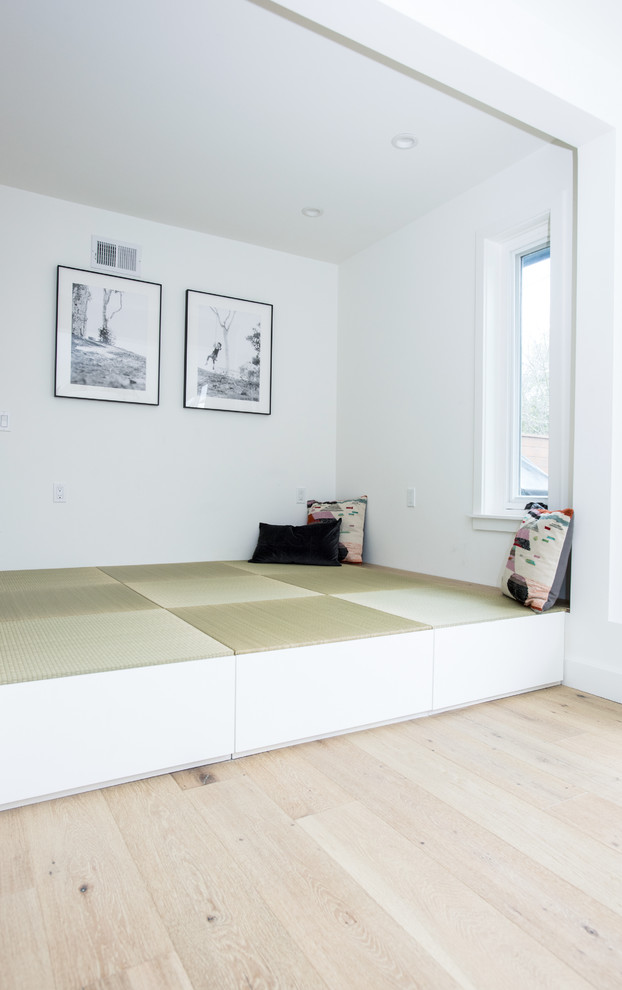Bild på ett litet funkis allrum med öppen planlösning, med vita väggar, tatamigolv och grönt golv