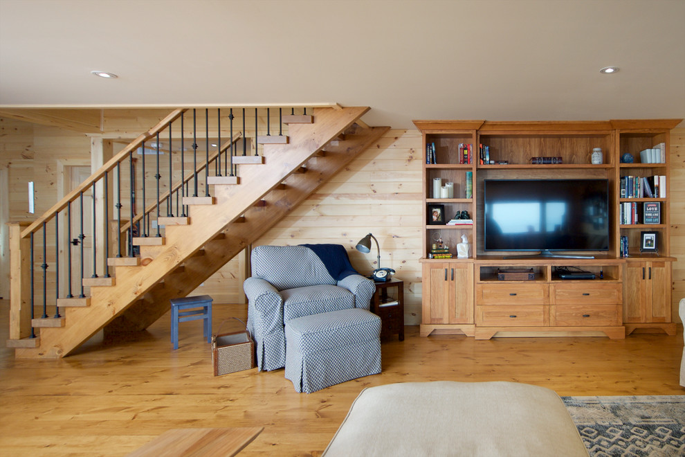 Foto di un soggiorno stile marino di medie dimensioni e aperto con pavimento in legno massello medio