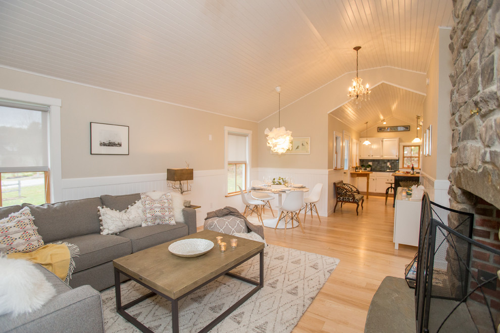Kleines, Offenes Skandinavisches Wohnzimmer mit beiger Wandfarbe und verstecktem TV in Burlington