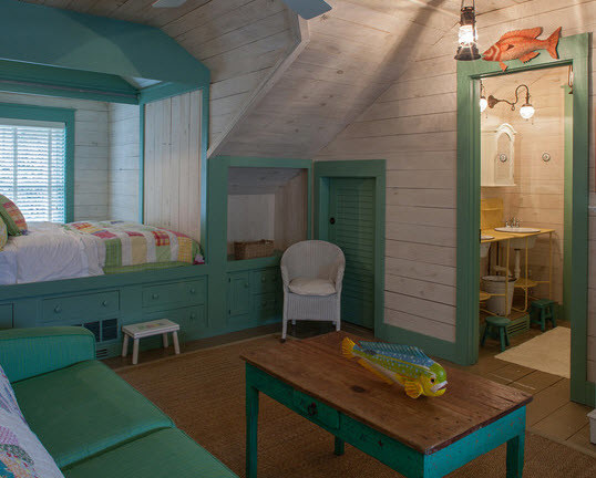 Imagen de sala de estar tipo loft moderna pequeña con paredes beige y suelo de madera en tonos medios