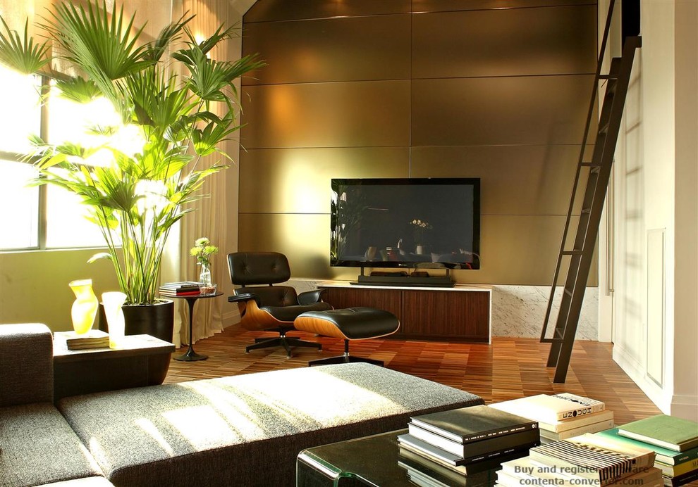 Ispirazione per un soggiorno contemporaneo aperto con TV autoportante e pavimento in legno massello medio