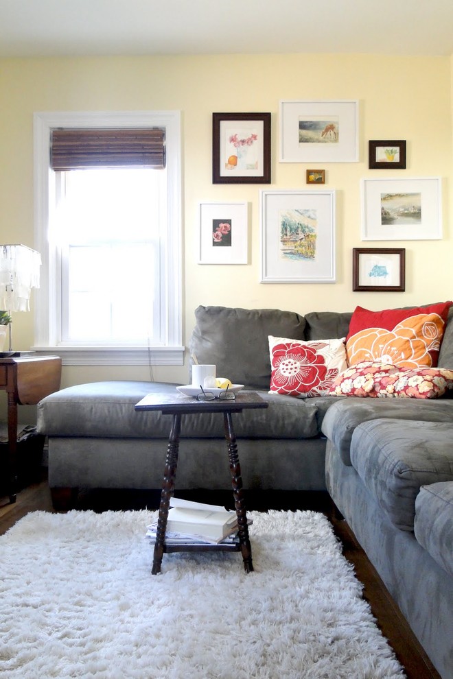Источник вдохновения для домашнего уюта: гостиная комната в современном стиле с желтыми стенами