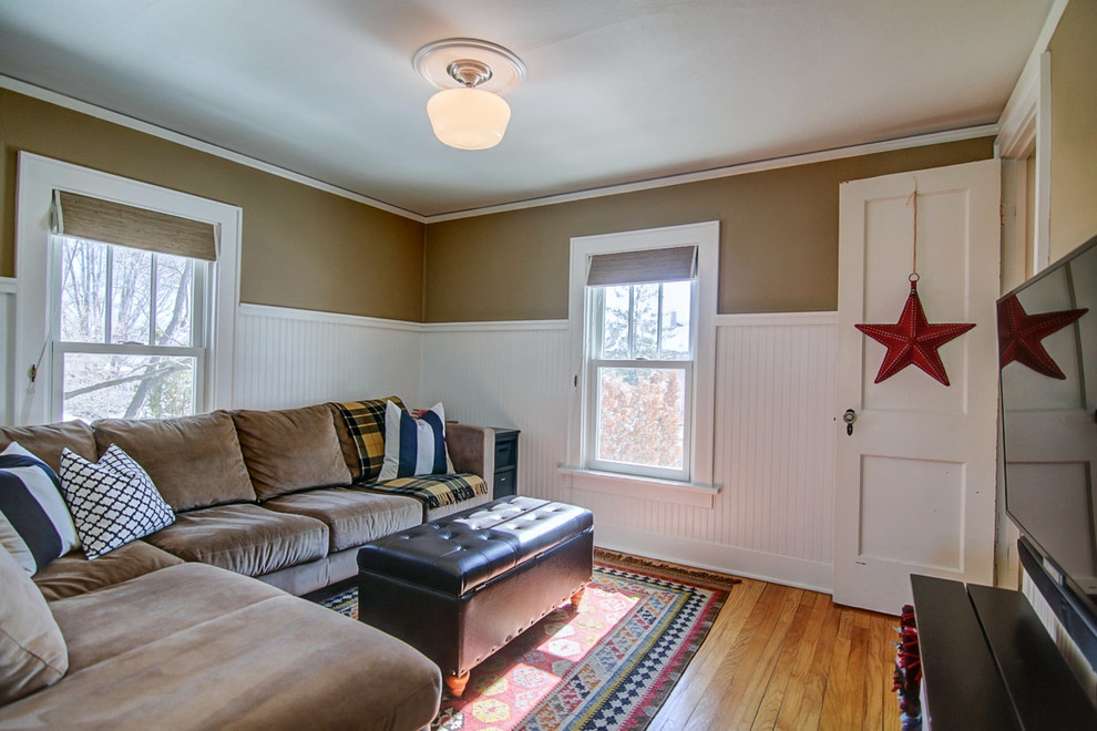Idee per un piccolo soggiorno con pareti beige, pavimento in legno massello medio e TV a parete