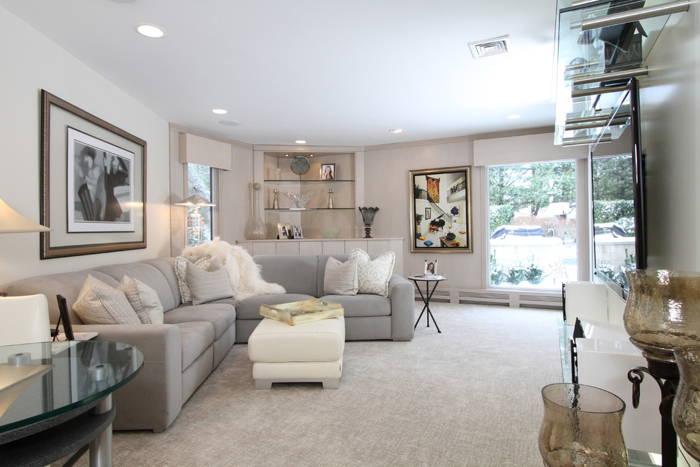 Imagen de sala de estar cerrada contemporánea de tamaño medio sin chimenea con paredes blancas, moqueta, televisor colgado en la pared y suelo gris