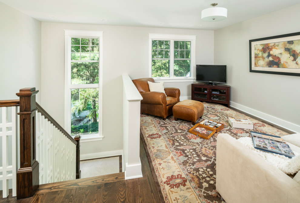 Foto di un grande soggiorno classico stile loft con sala giochi, pareti beige, parquet scuro, nessun camino, TV autoportante e pavimento marrone