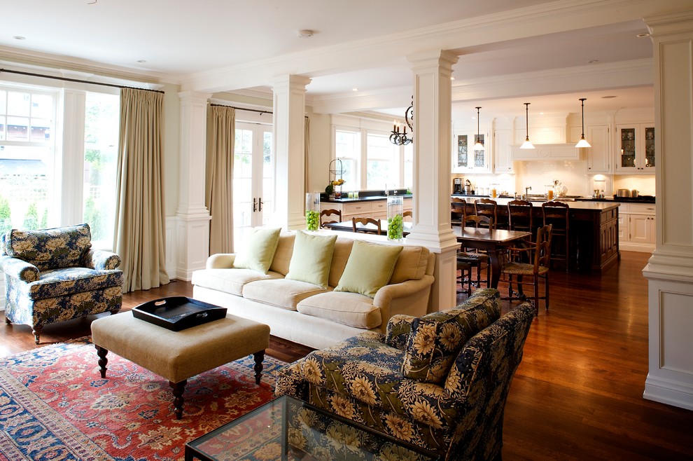 Foto di un soggiorno chic di medie dimensioni e aperto con pareti verdi, pavimento in legno massello medio, TV a parete e pavimento marrone