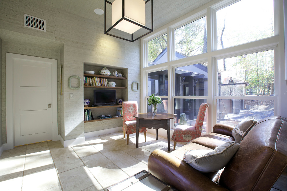 Idées déco pour une petite salle de séjour éclectique avec un mur beige, un sol en calcaire et un téléviseur encastré.