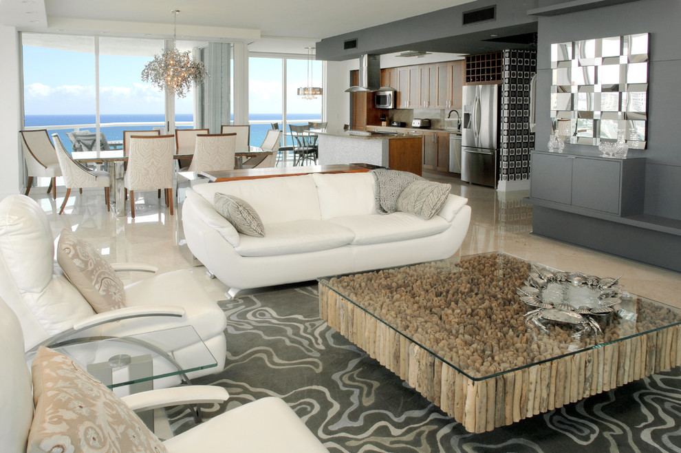 Modelo de sala de estar abierta contemporánea extra grande con paredes grises, suelo de mármol y televisor colgado en la pared