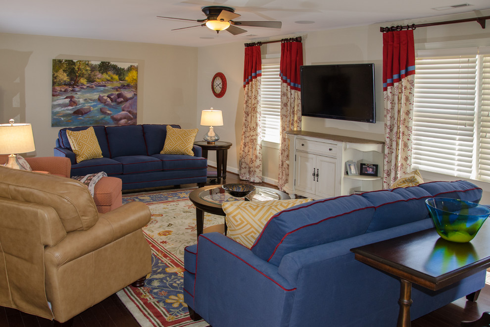 Cette image montre une grande salle de séjour traditionnelle avec parquet foncé.