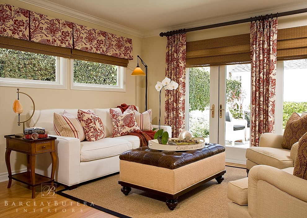 Immagine di un soggiorno tradizionale con pareti beige e parquet chiaro