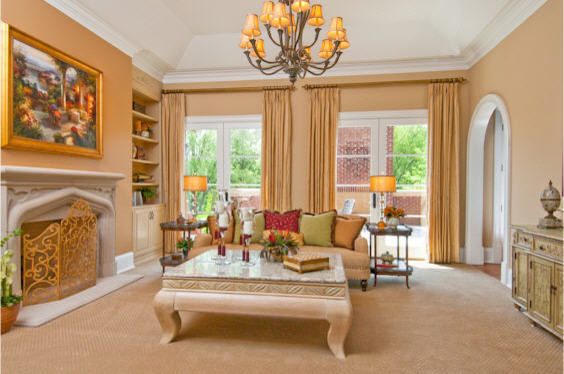Ejemplo de sala de estar clásica con paredes beige, suelo de madera en tonos medios, todas las chimeneas y marco de chimenea de piedra