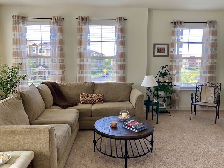 Foto de sala de estar abierta de estilo de casa de campo de tamaño medio sin chimenea con paredes blancas, moqueta, televisor independiente y suelo beige