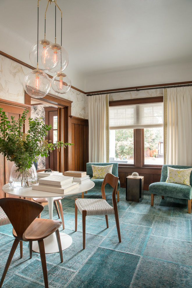 Идея дизайна: изолированная гостиная комната среднего размера в стиле неоклассика (современная классика) с с книжными шкафами и полками, ковровым покрытием, белыми стенами, синим полом и ковром на полу