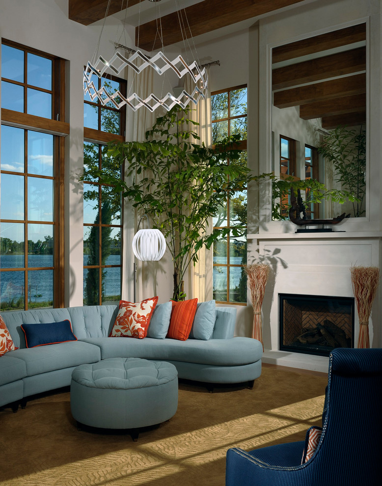 Fernseherloses Modernes Wohnzimmer mit beiger Wandfarbe und Kamin in Orlando