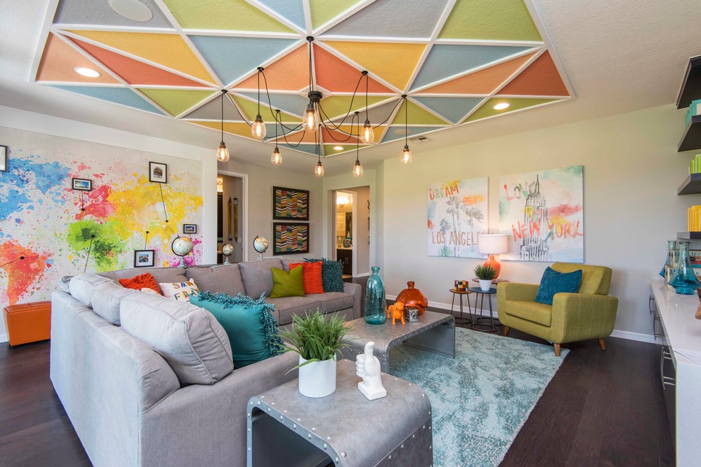 Modernes Wohnzimmer mit grauer Wandfarbe und dunklem Holzboden in Orlando