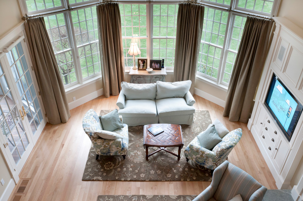 Mittelgroßes Klassisches Wohnzimmer ohne Kamin, im Loft-Stil mit beiger Wandfarbe, hellem Holzboden, Multimediawand und beigem Boden in Boston