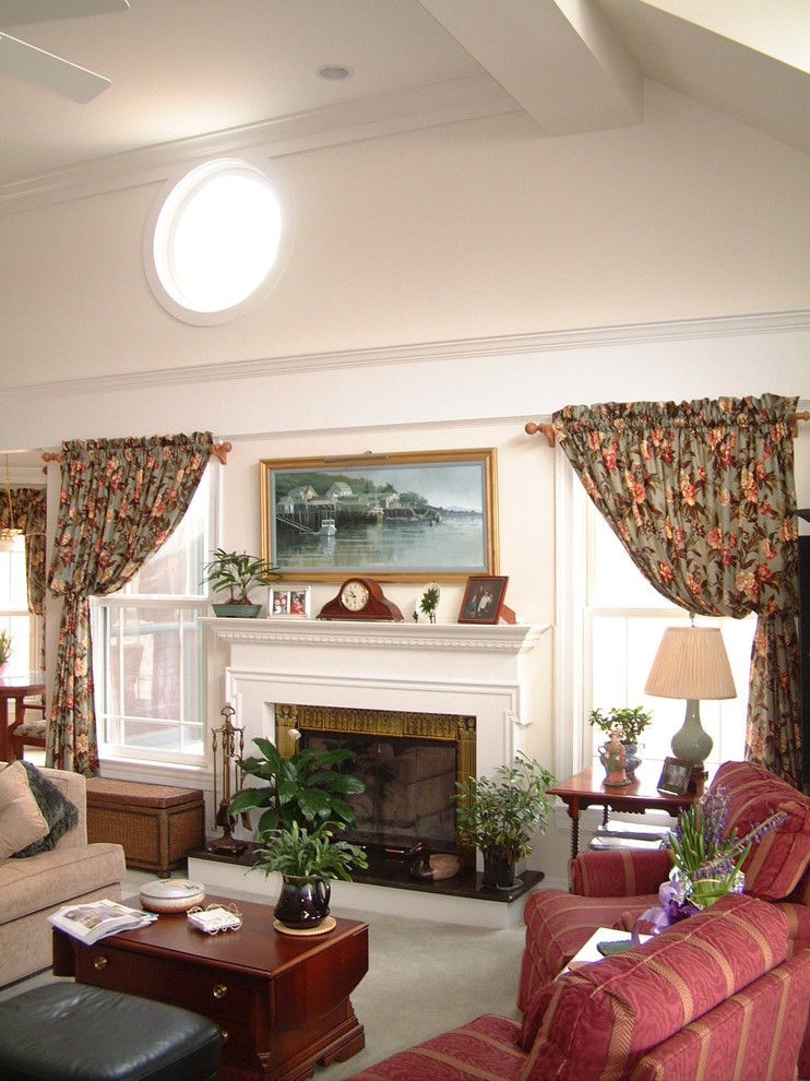 Foto på ett mellanstort vintage allrum med öppen planlösning, med rosa väggar, heltäckningsmatta, en standard öppen spis, en spiselkrans i metall, en fristående TV och ett bibliotek