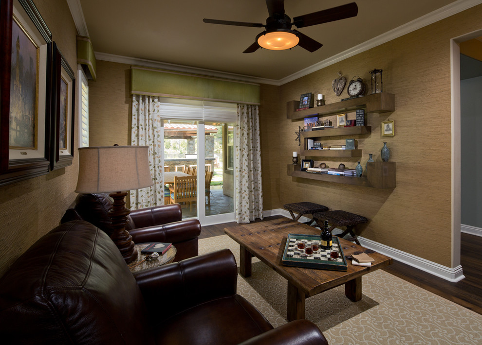 Foto de sala de estar con rincón musical cerrada clásica de tamaño medio con paredes beige, suelo de madera oscura y suelo marrón