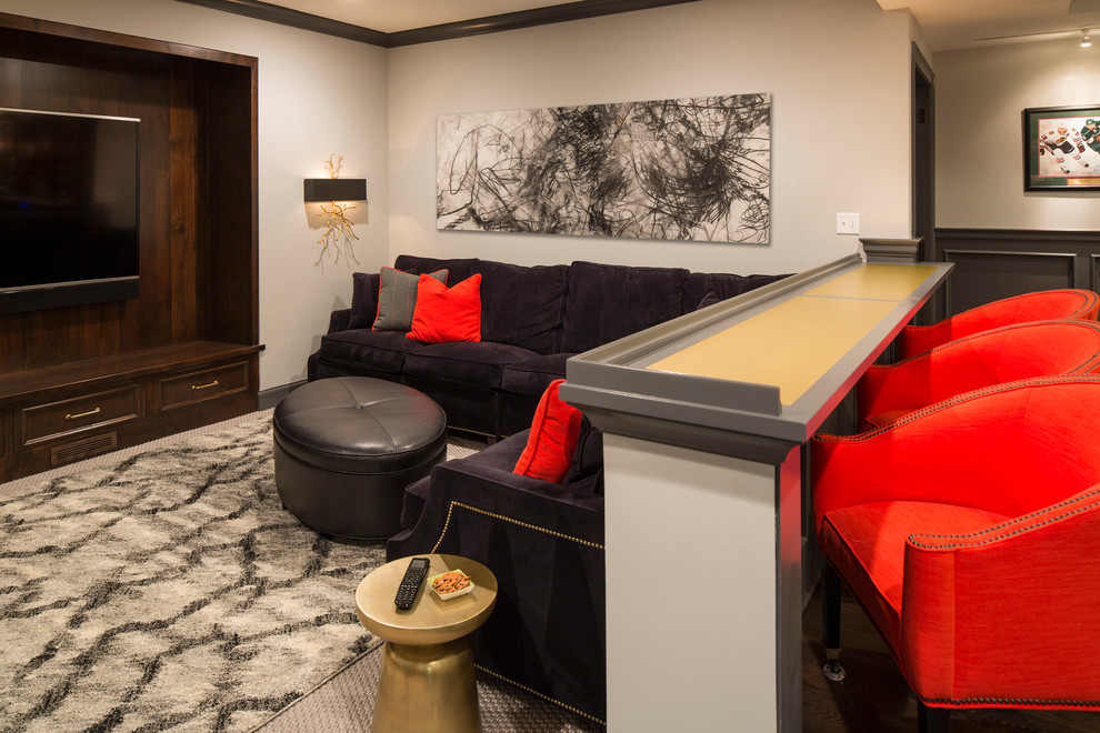 Mittelgroßes, Offenes Klassisches Wohnzimmer ohne Kamin mit beiger Wandfarbe, Teppichboden, TV-Wand und beigem Boden in Minneapolis