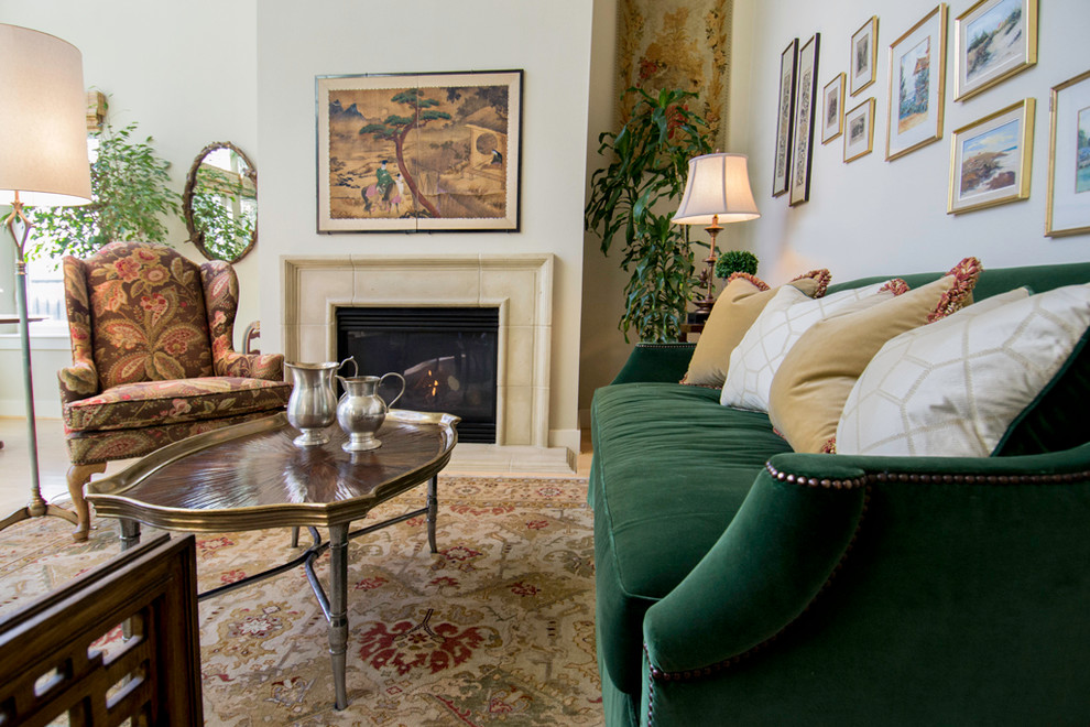 Mittelgroßes, Fernseherloses, Offenes Klassisches Wohnzimmer mit beiger Wandfarbe, hellem Holzboden, Kamin und Kaminumrandung aus Stein in Portland