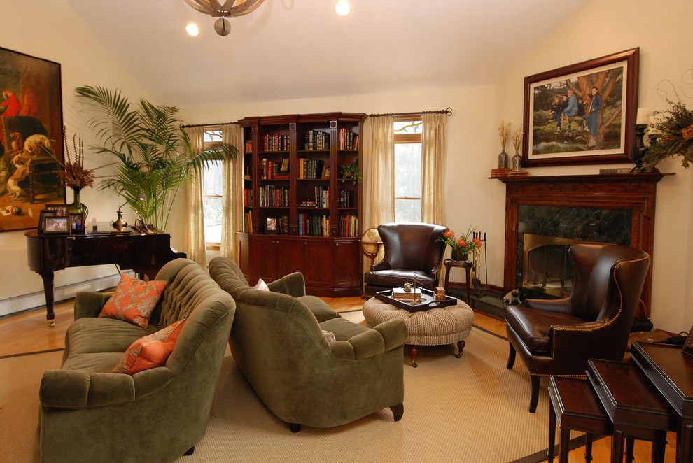 Foto de sala de estar tradicional sin televisor con paredes beige, suelo de madera en tonos medios, todas las chimeneas y marco de chimenea de piedra