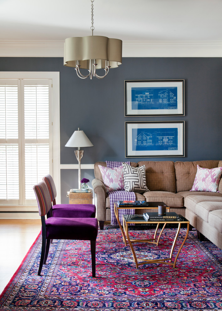 Идея дизайна: гостиная комната в стиле неоклассика (современная классика) с серыми стенами, светлым паркетным полом и ковром на полу