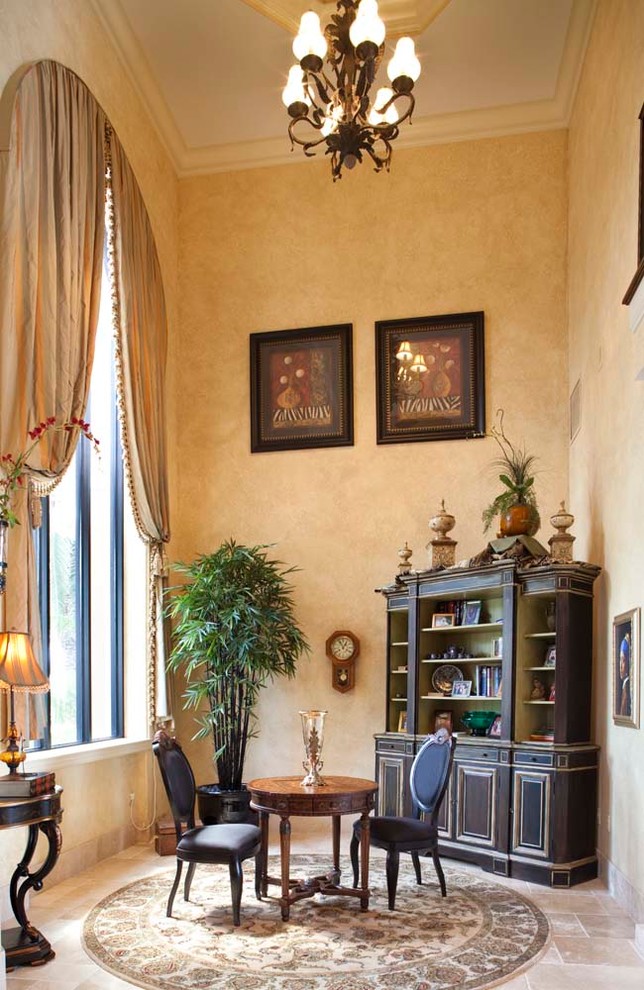 Imagen de sala de estar tradicional con paredes beige