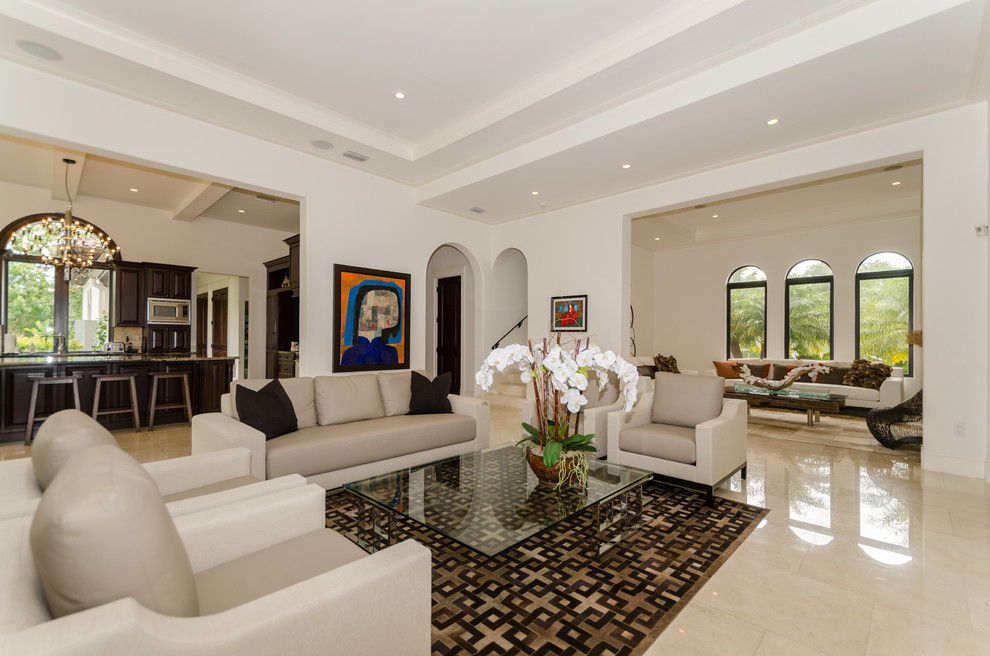 Offenes Klassisches Wohnzimmer mit weißer Wandfarbe in Miami