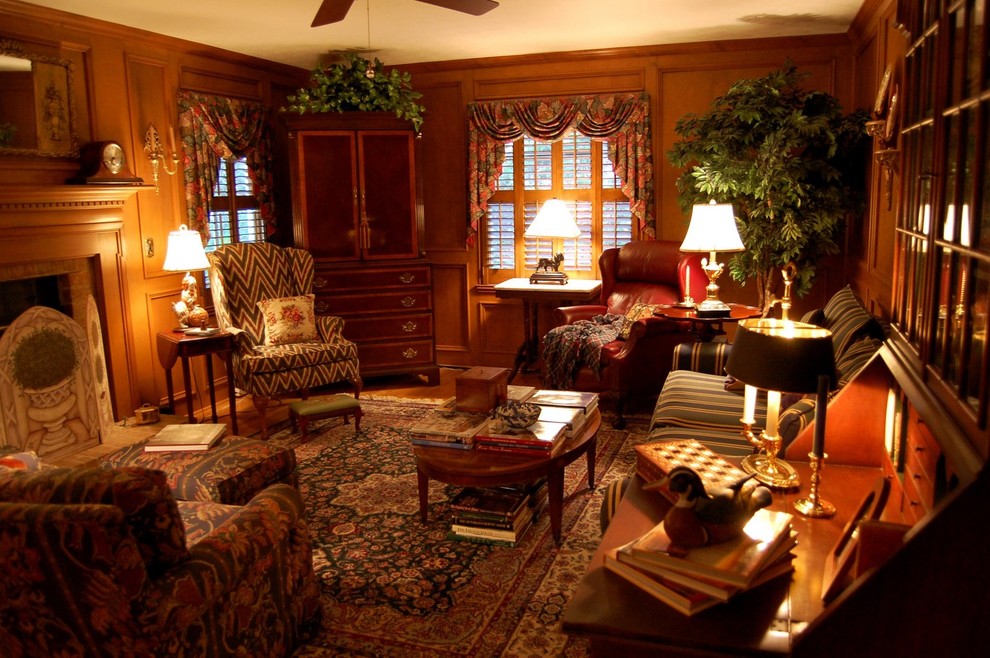 Esempio di un soggiorno classico con pareti marroni e camino classico