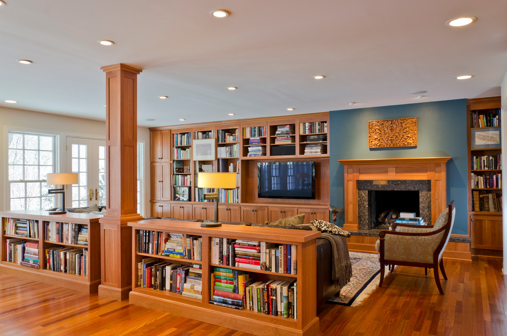Idee per un soggiorno tradizionale con pareti blu e libreria
