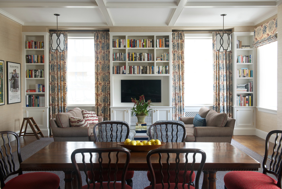 Diseño de sala de estar con biblioteca abierta tradicional con paredes beige, suelo de madera en tonos medios y pared multimedia