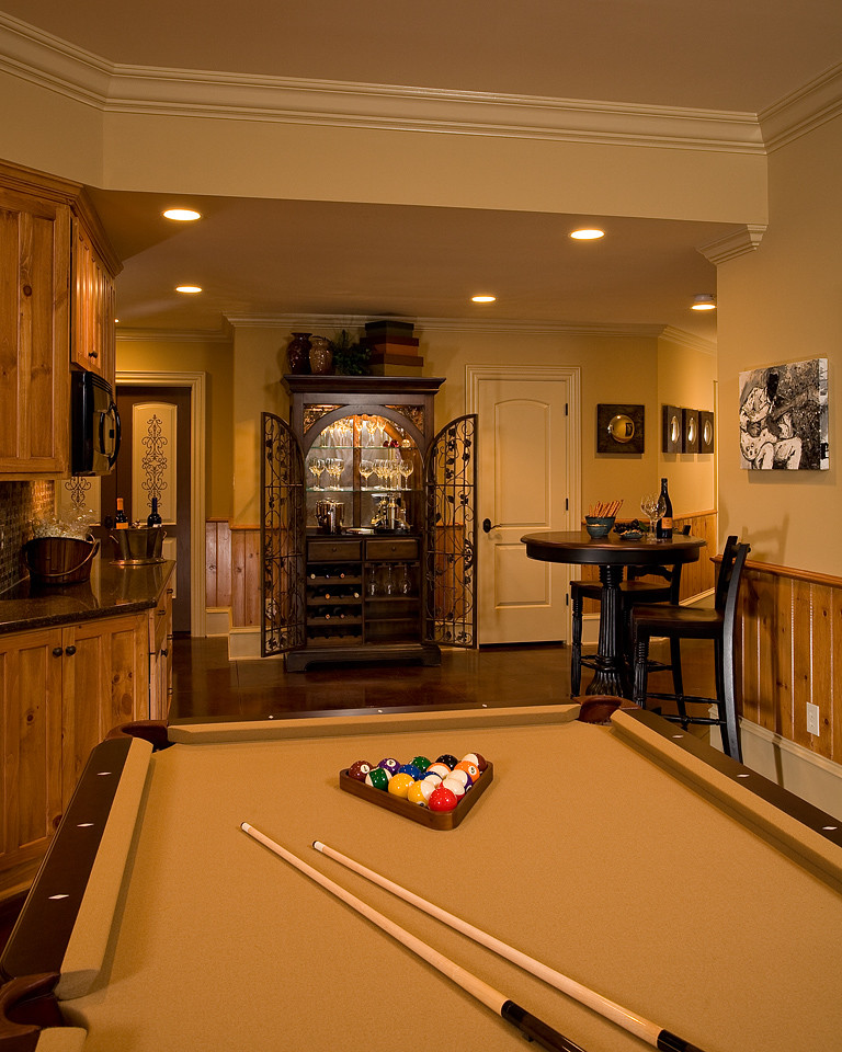 ローリーにあるトラディショナルスタイルのおしゃれなファミリールーム (ゲームルーム、ベージュの壁、コンクリートの床、暖炉なし、テレビなし) の写真