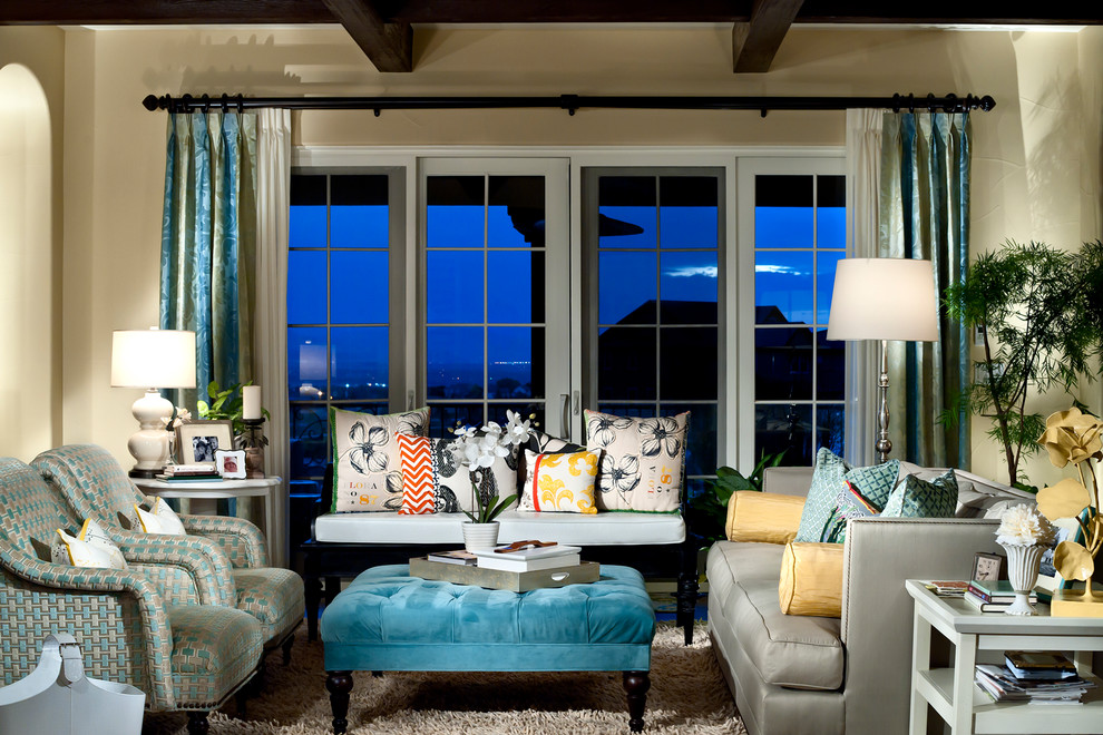 Стильный дизайн: гостиная комната в классическом стиле с бежевыми стенами и синими шторами - последний тренд