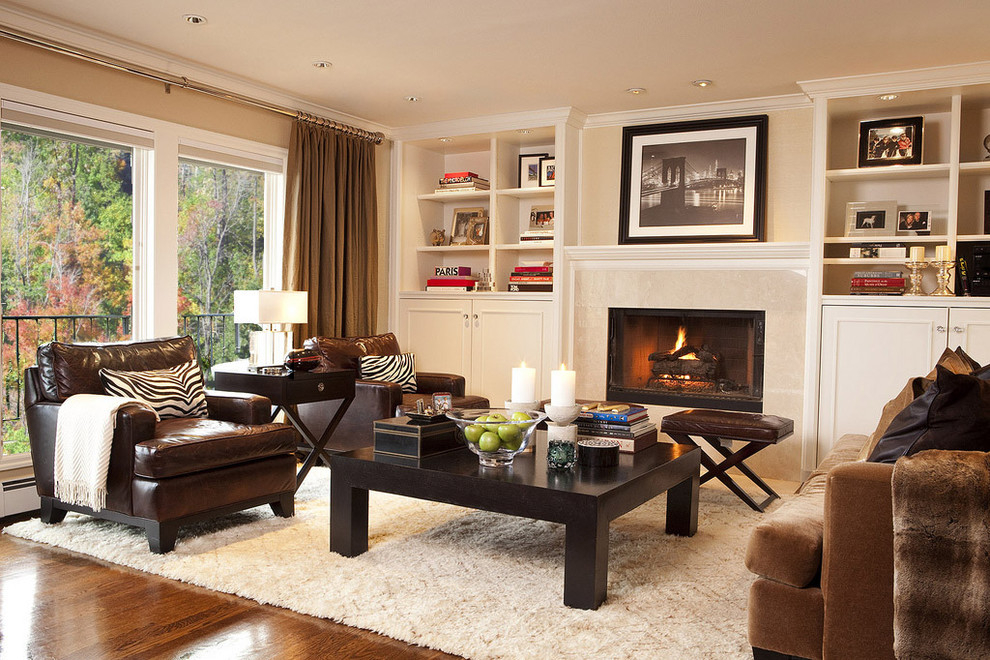 Esempio di un soggiorno chic con pareti beige, pavimento in legno massello medio, camino classico, nessuna TV e tappeto
