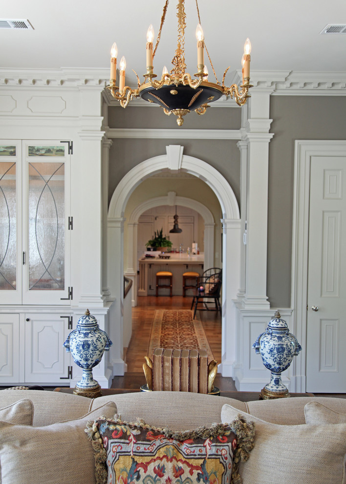 На фото: гостиная комната в классическом стиле с серыми стенами с
