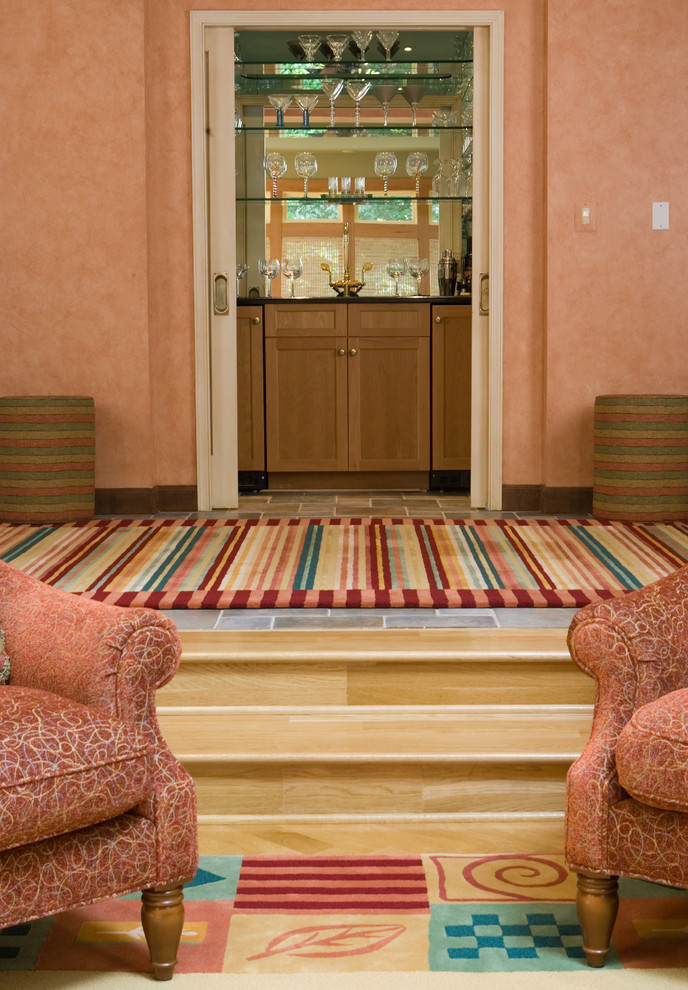 Diseño de sala de estar clásica con paredes rosas y suelo de madera clara