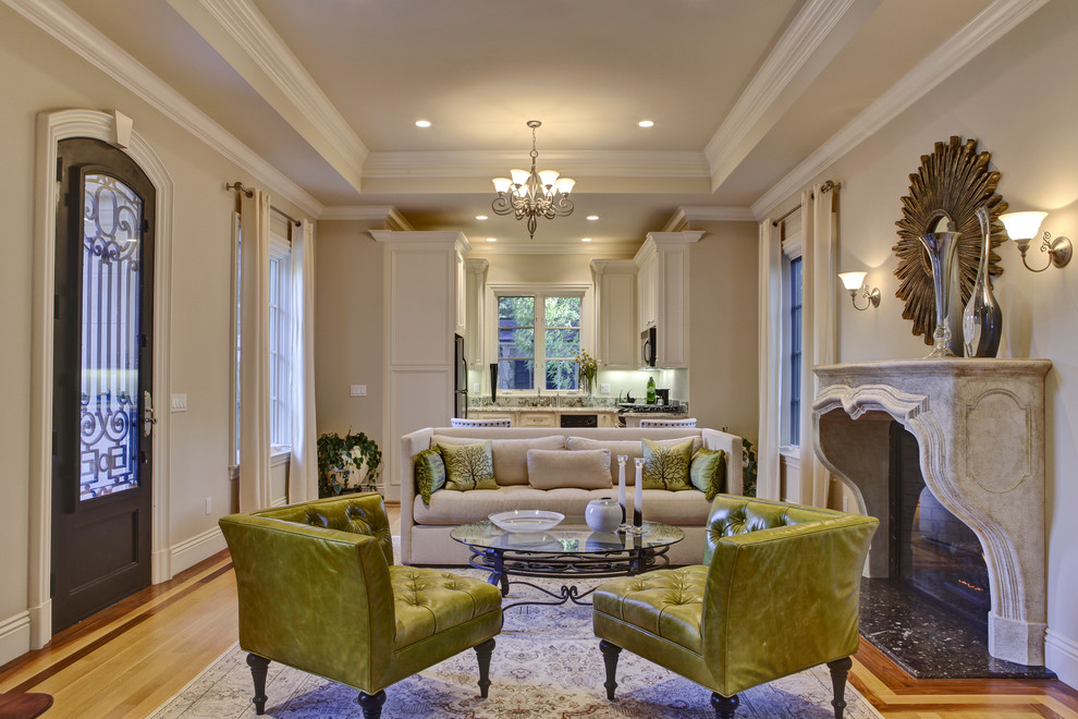 Пример оригинального дизайна: гостиная комната в классическом стиле с бежевыми стенами и ковром на полу