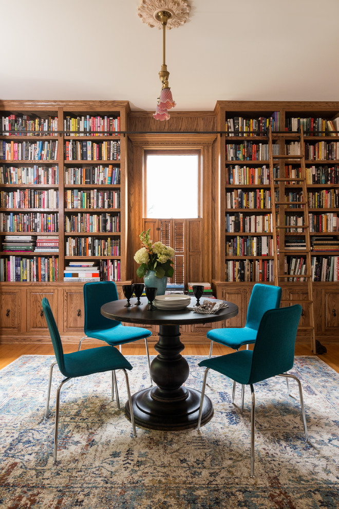 Esempio di un soggiorno classico aperto con libreria e pavimento in legno massello medio