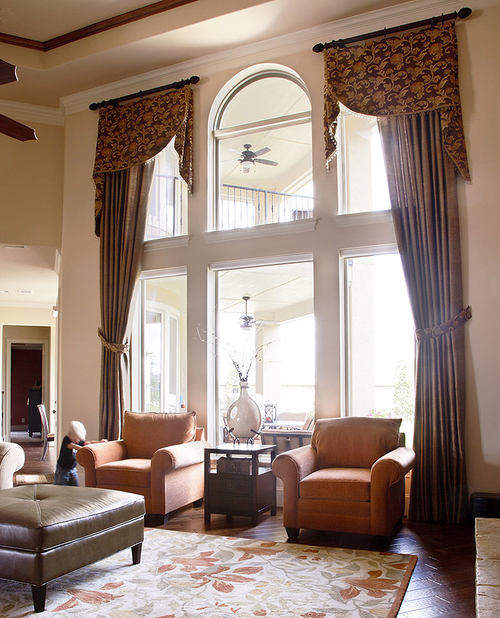 Diseño de sala de estar abierta clásica extra grande con paredes amarillas y suelo de madera oscura