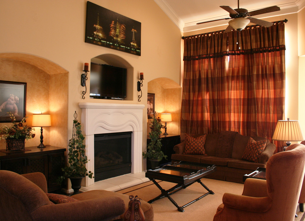 Foto de sala de estar clásica con paredes beige, moqueta, todas las chimeneas y televisor colgado en la pared