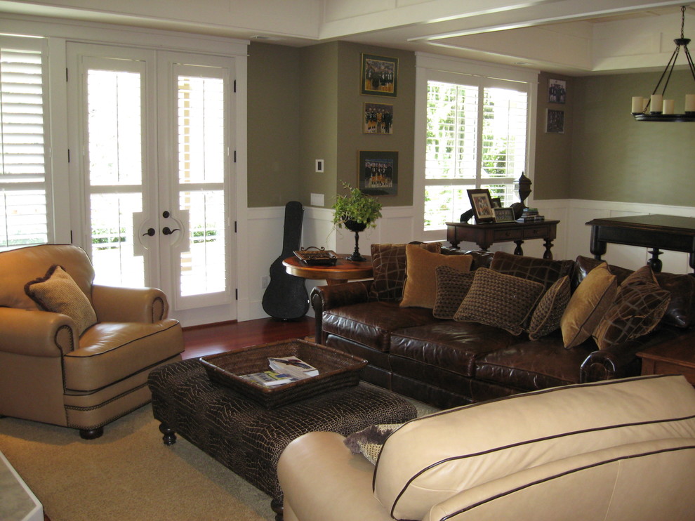 Diseño de sala de estar con barra de bar abierta clásica de tamaño medio sin chimenea y televisor con suelo de madera en tonos medios y paredes marrones