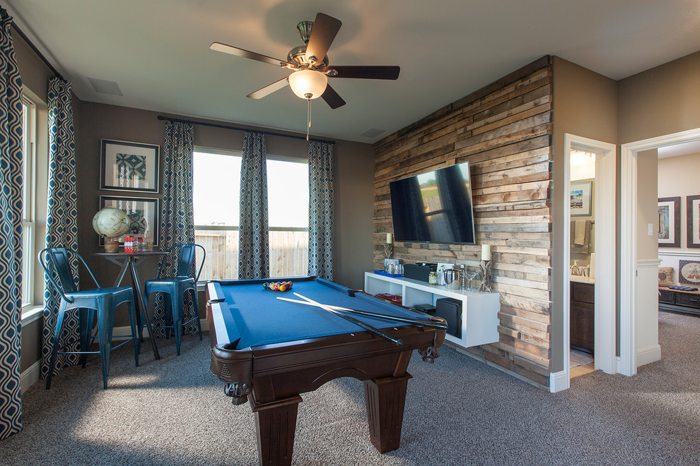 Стильный дизайн: гостиная комната в классическом стиле с коричневыми стенами, ковровым покрытием и телевизором на стене - последний тренд
