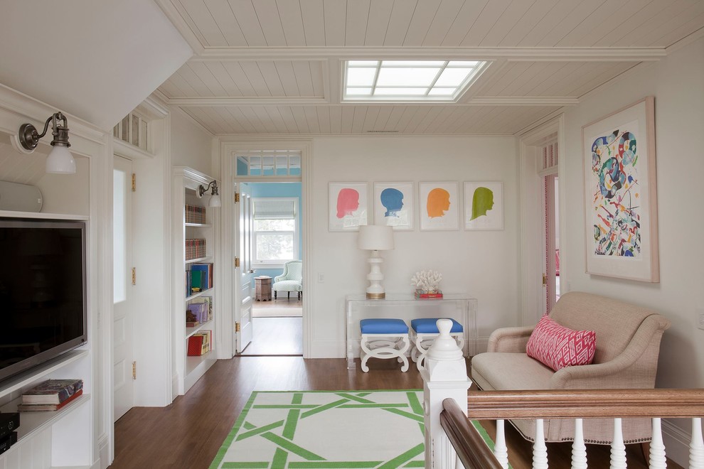 Mittelgroßer Klassischer Hobbyraum ohne Kamin, im Loft-Stil mit weißer Wandfarbe, dunklem Holzboden, Multimediawand und braunem Boden in New York