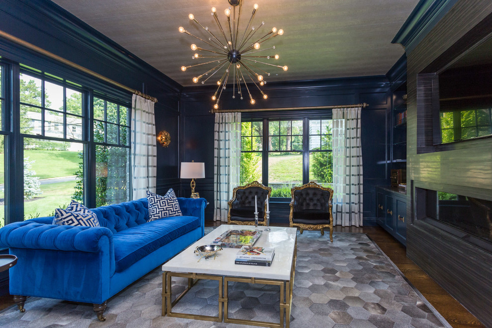 Aménagement d'une salle de séjour classique avec un mur bleu, une cheminée ribbon et un téléviseur fixé au mur.