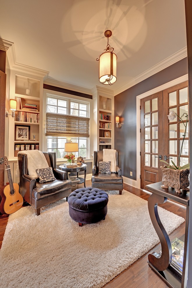 Imagen de sala de estar tradicional con paredes grises y alfombra