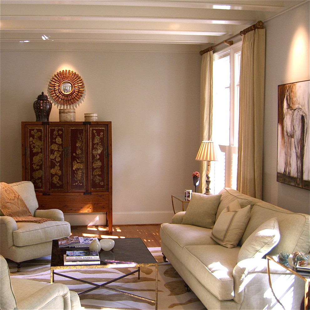 Foto di un soggiorno tradizionale con pareti beige e pavimento in legno massello medio
