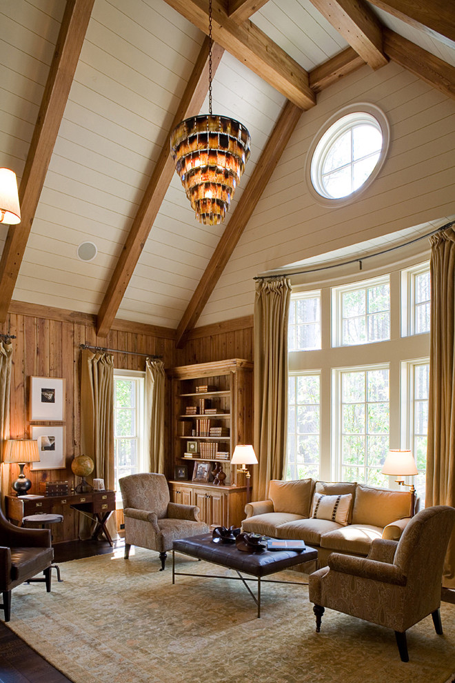 Imagen de sala de estar tradicional con paredes beige y alfombra