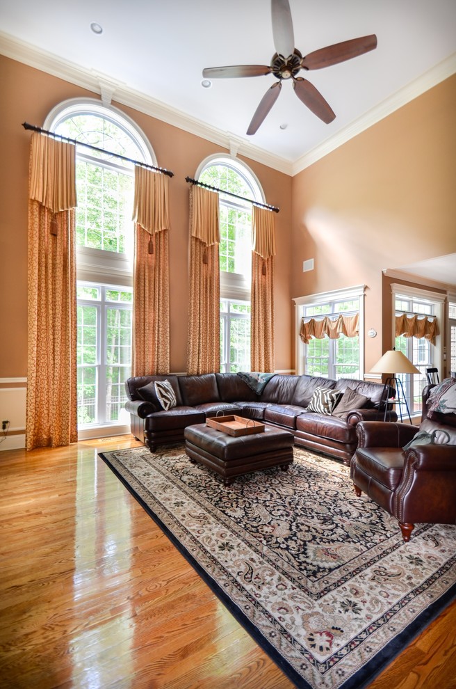 Huge elegant family room photo in Bridgeport